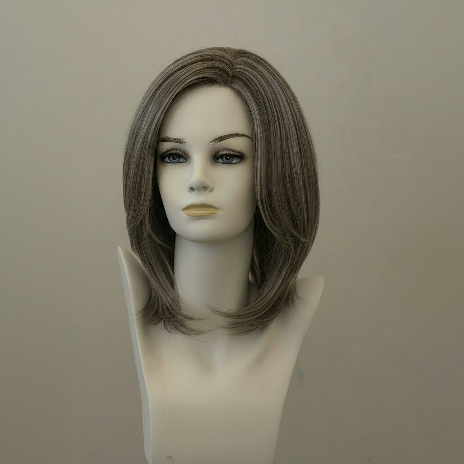 Glattes, schulterlanges Haar, Farbe Goldbraun, mit Spitze
