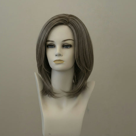 Glattes, schulterlanges Haar, Farbe Goldbraun, mit Spitze