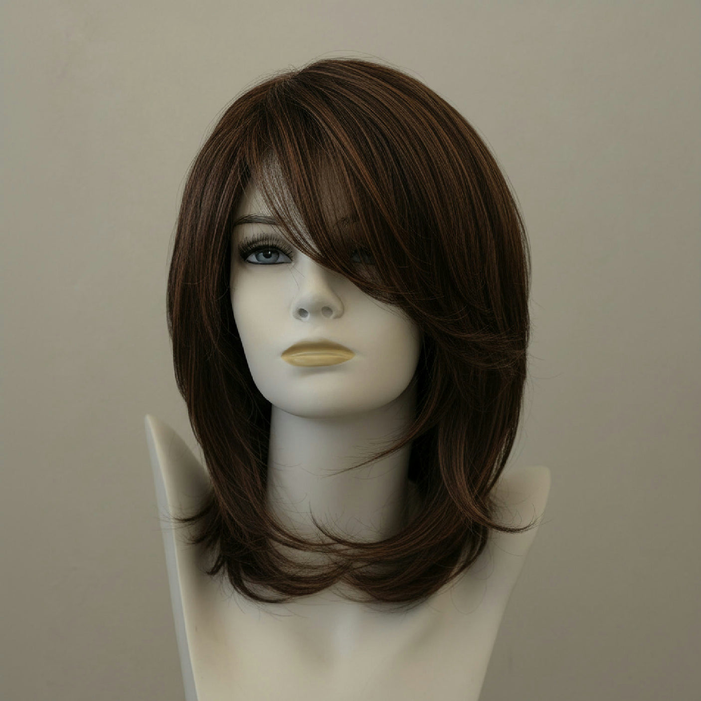 Kurzgeschwungene, braune Perücke mit leichter heller Strähnung, Lace Front