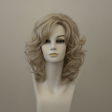 Danish Blond Ombré Perücke – Aurelia mit dunklem Ansatz und langen Wellen