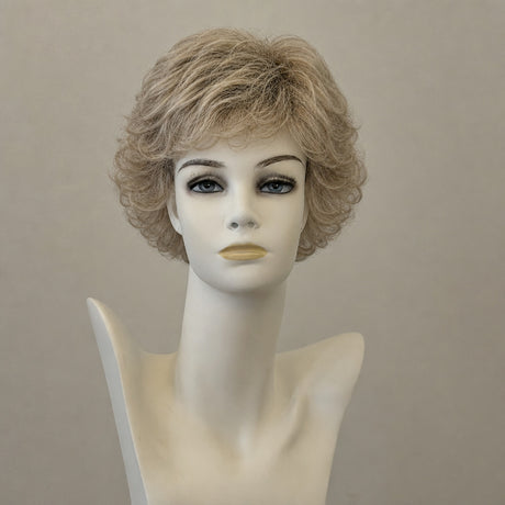 Glattes, schulterlanges Haar in hellem Sand-Mix mit Highlights