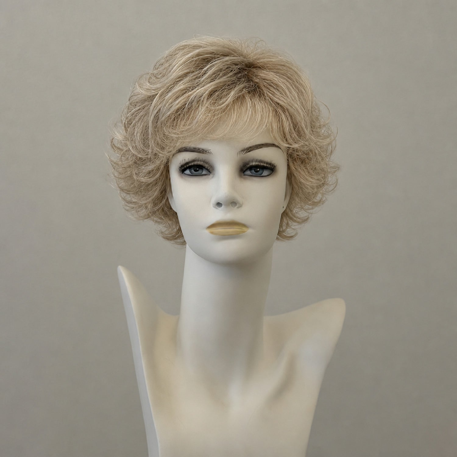 Sandyblonde Mix Perücke. Schulterlang, gestuft, modisch.