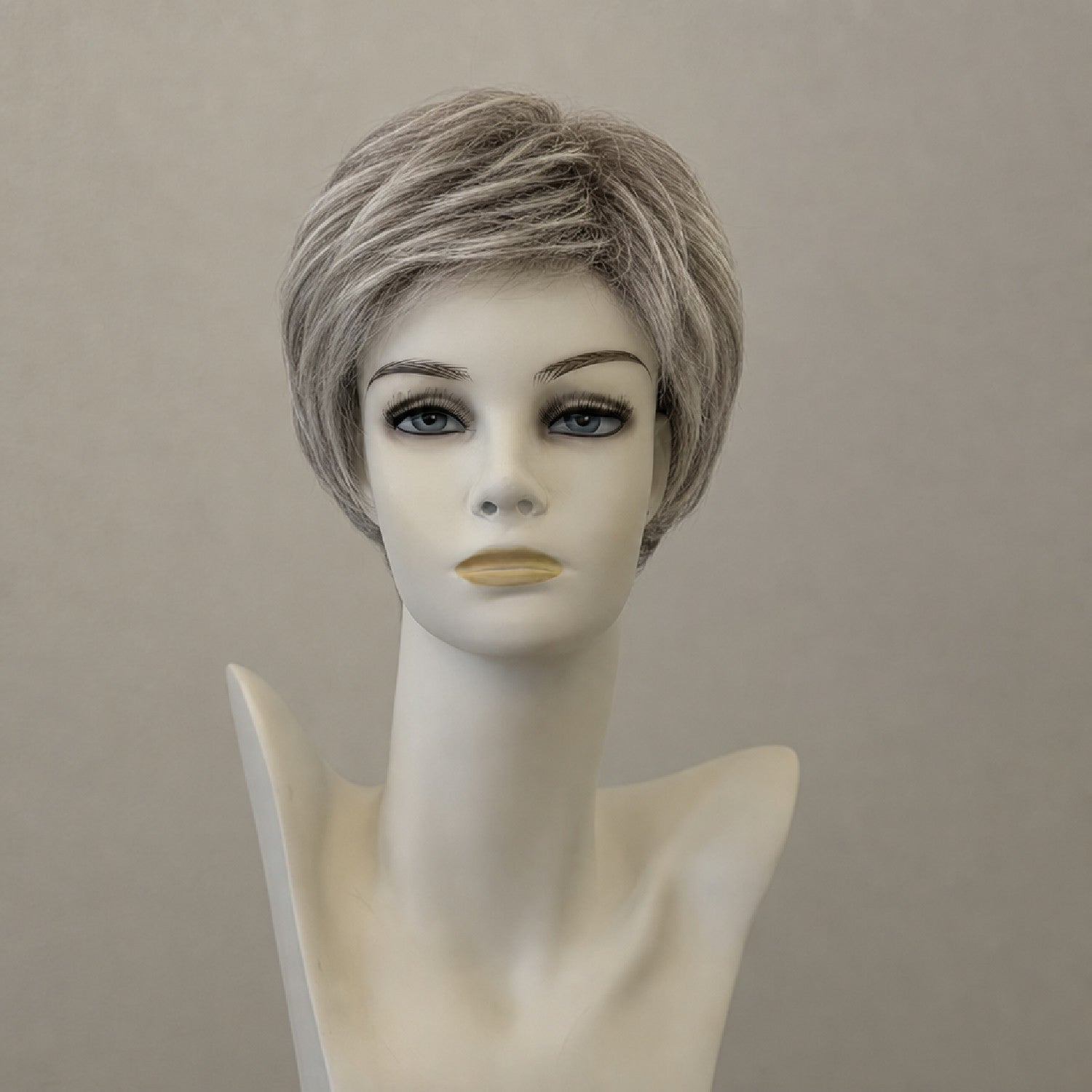 Kurze schulterlange Perücke Salt&Pepper grau mit blonden Highlights und Ombre-Effekt, natürlich fallend