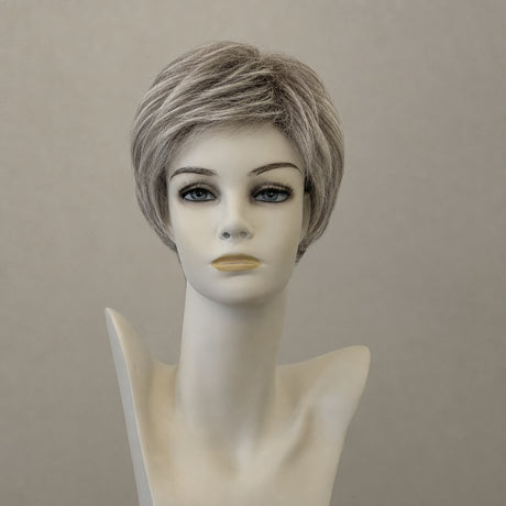 Kurze schulterlange Perücke Salt&Pepper grau mit blonden Highlights und Ombre-Effekt, natürlich fallend