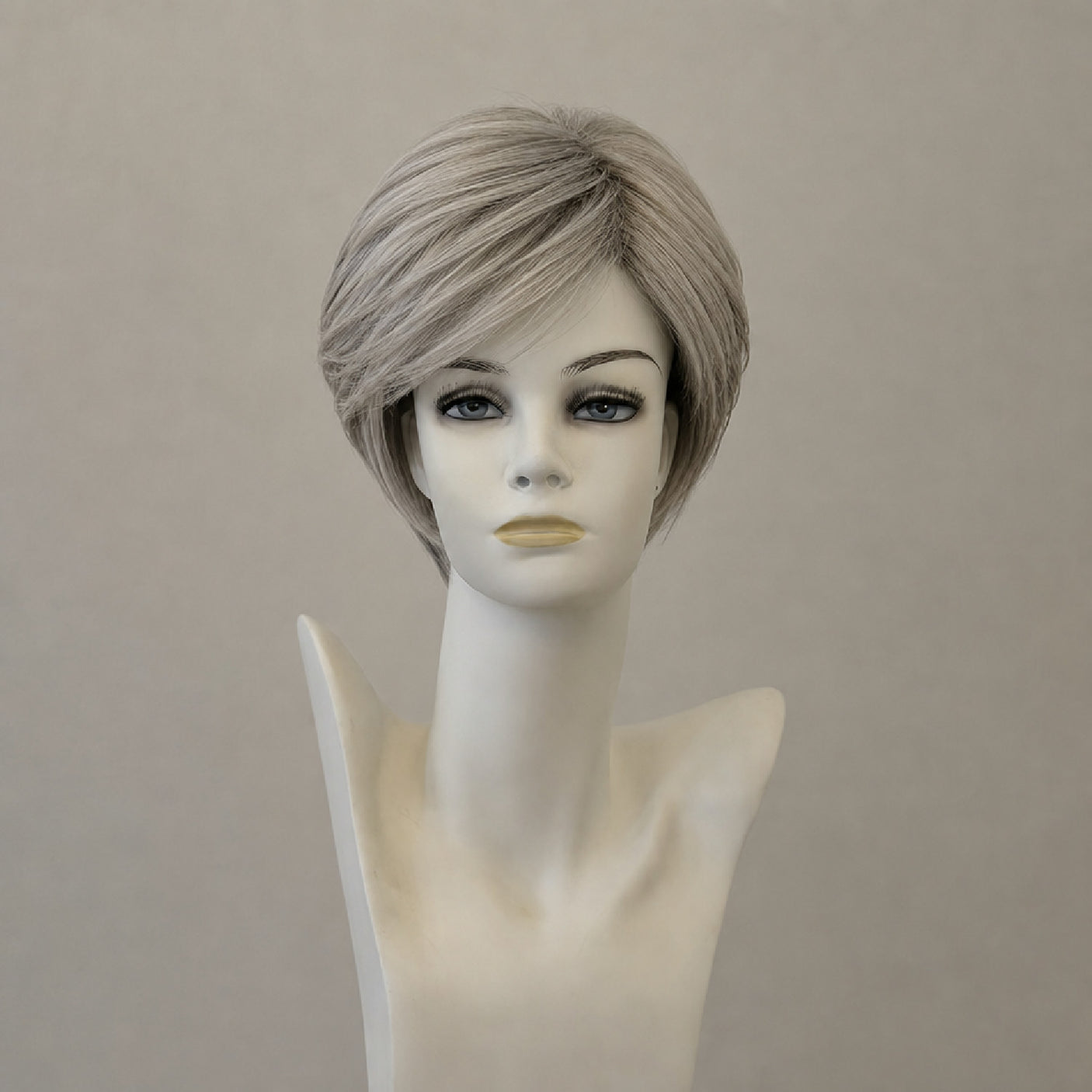 Kurze, braune Perücke mit Lace-Front und vollem Haarvolumen