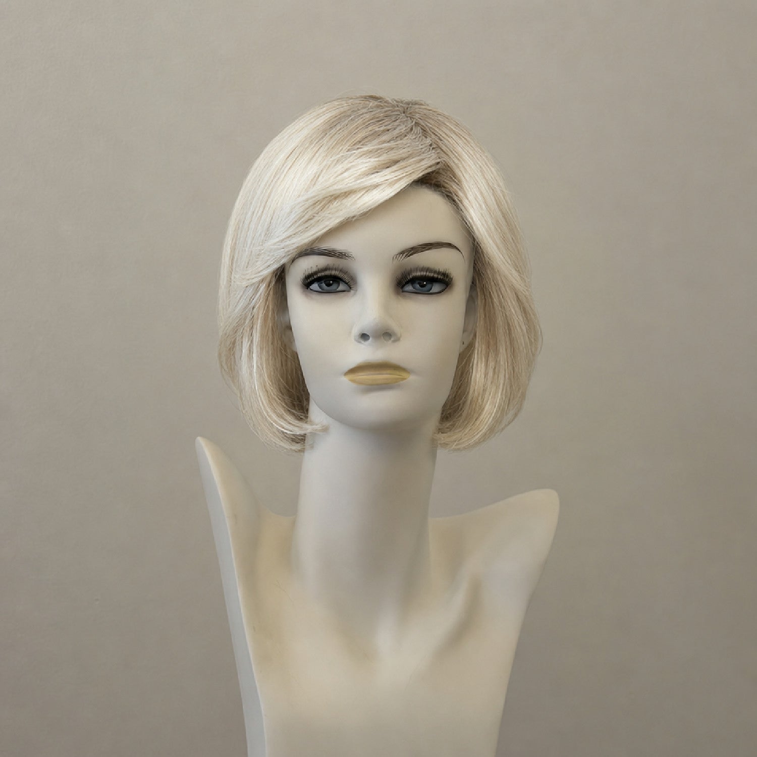 Cara Comfort Lace GL23-101: Blonde Lace-Front-Perücke, mittellang, mit Pony.