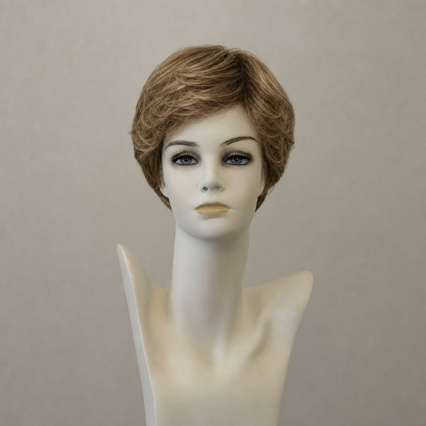 Kurze blonde Perücke 'Carina Small' mit braunen Strähnen.