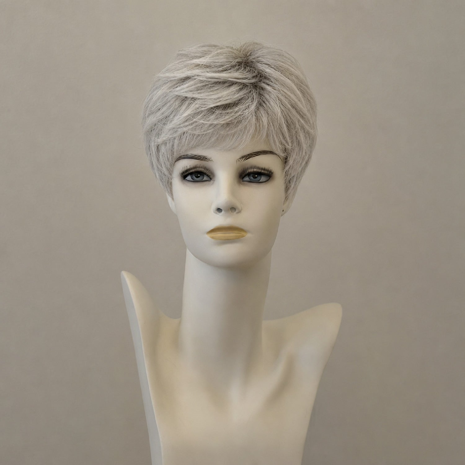 Perücke Carol Mono Lace Large, mittelblond mit grauen Spitzen.