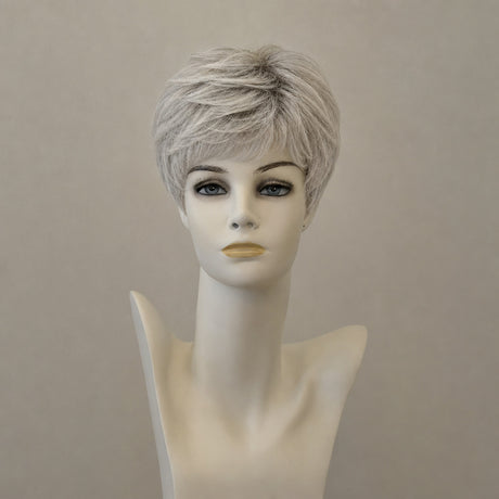Perücke Carol Mono Lace Large, mittelblond mit grauen Spitzen.