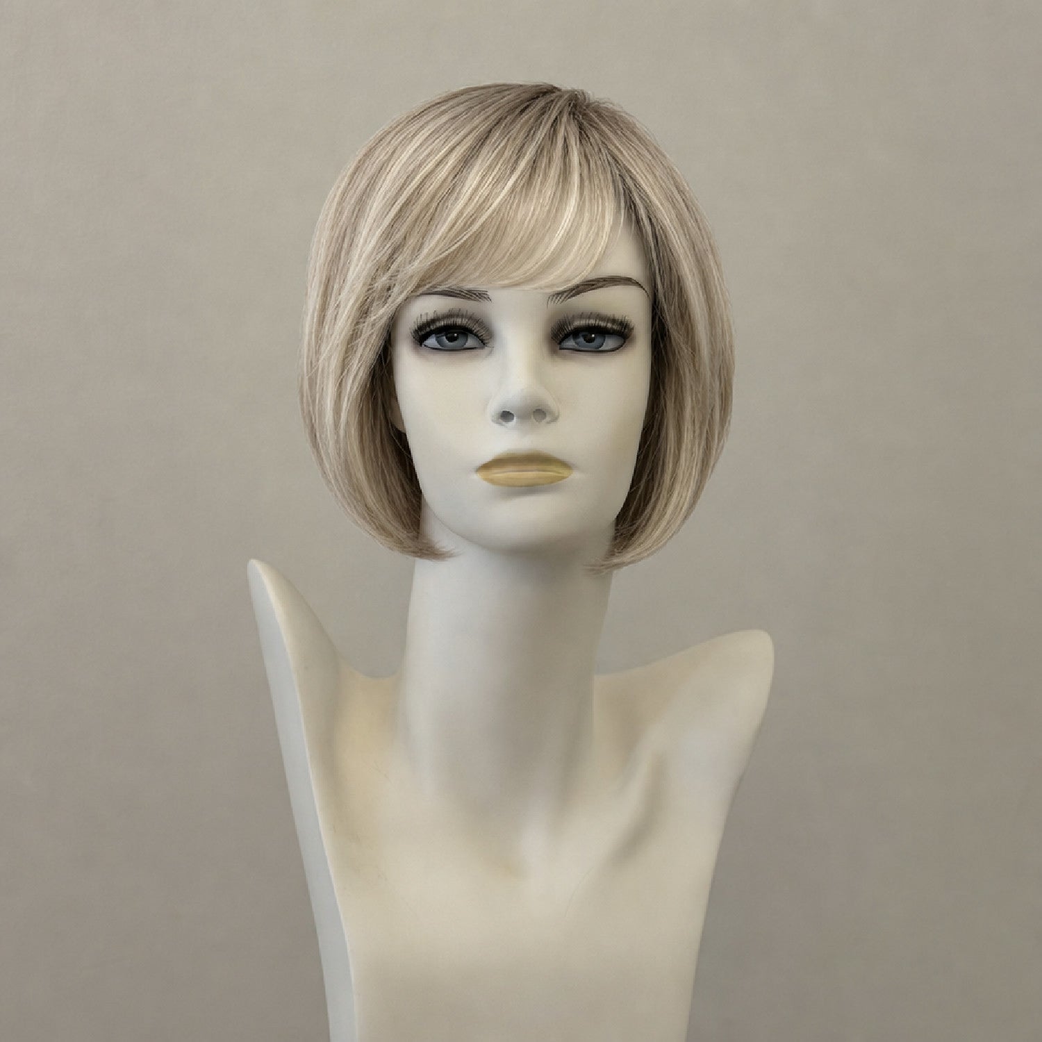 Lange, wellige Perücke in aschbraun mitümlangen Strähnen, Lacefront