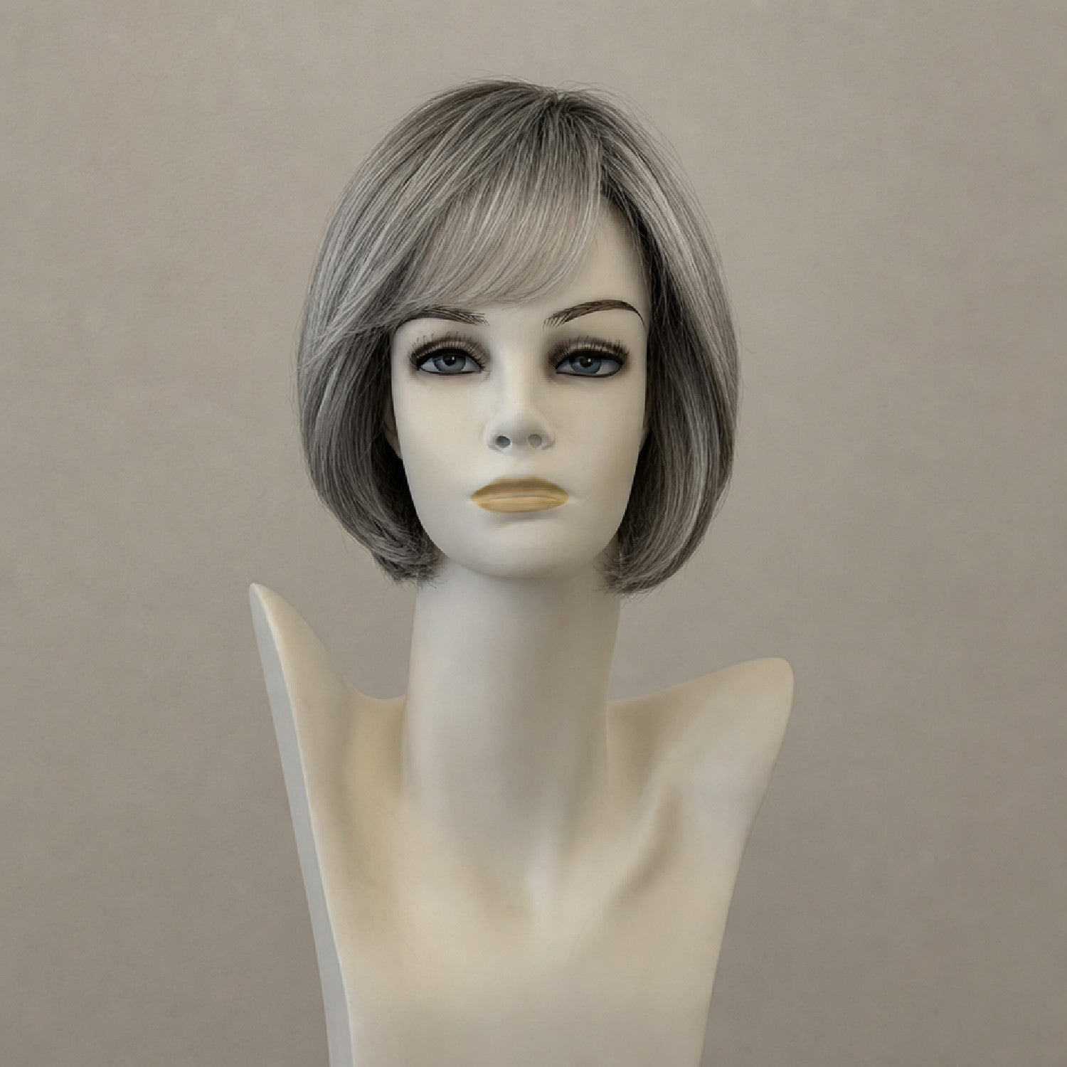 Lange, graue Perücke im Catwalk-Stil mit Monofilament und Lacefront.