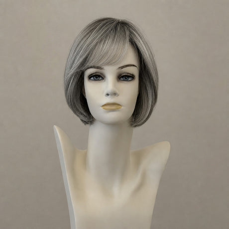 Lange, graue Perücke im Catwalk-Stil mit Monofilament und Lacefront.