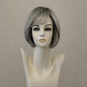 Lange, graue Perücke im Catwalk-Stil mit Monofilament und Lacefront.