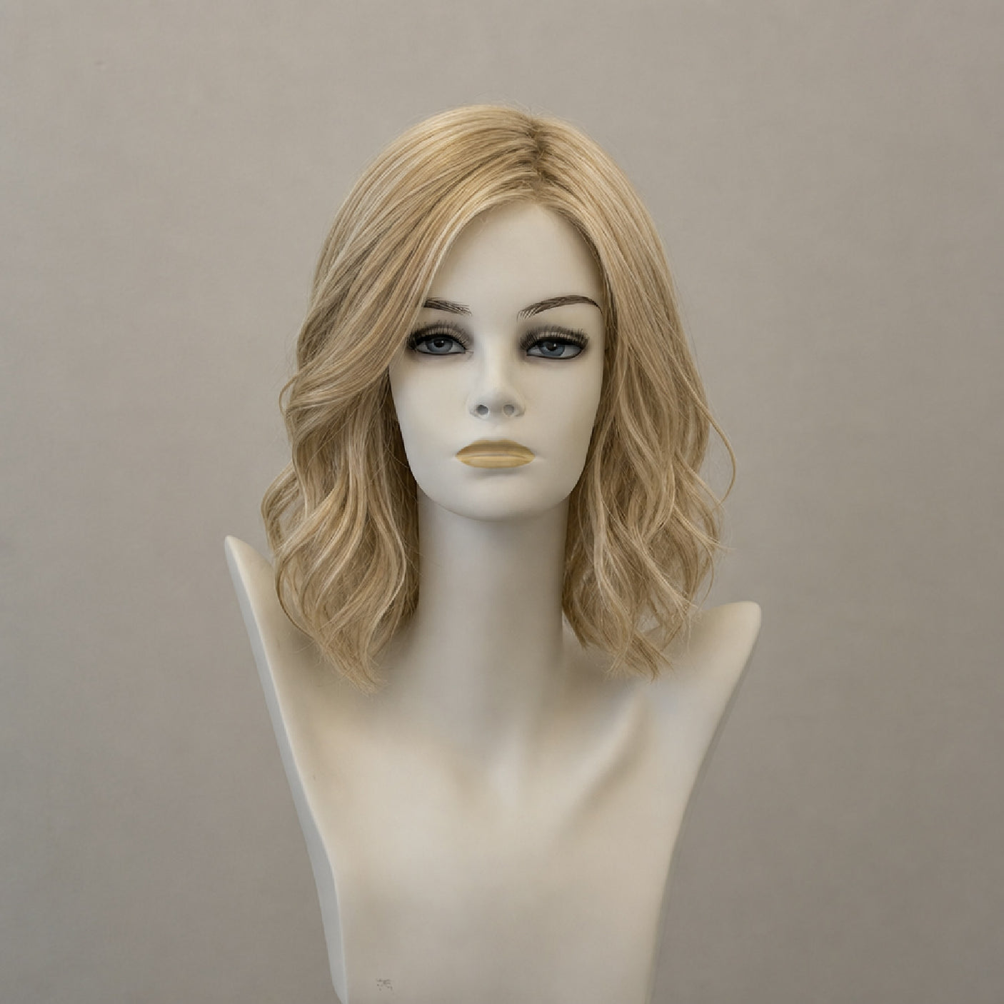 Chiara SF Perücke, schulterlang, in Nordic-Ash-Blond