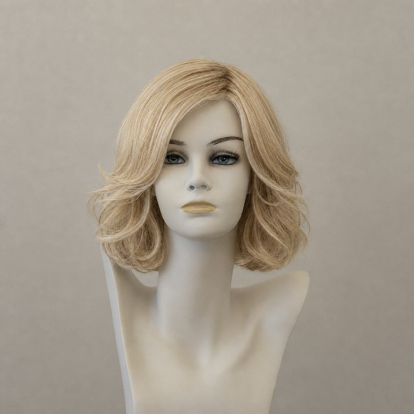 Mittellange braune Perücke mit Highlights, Stil Chloe