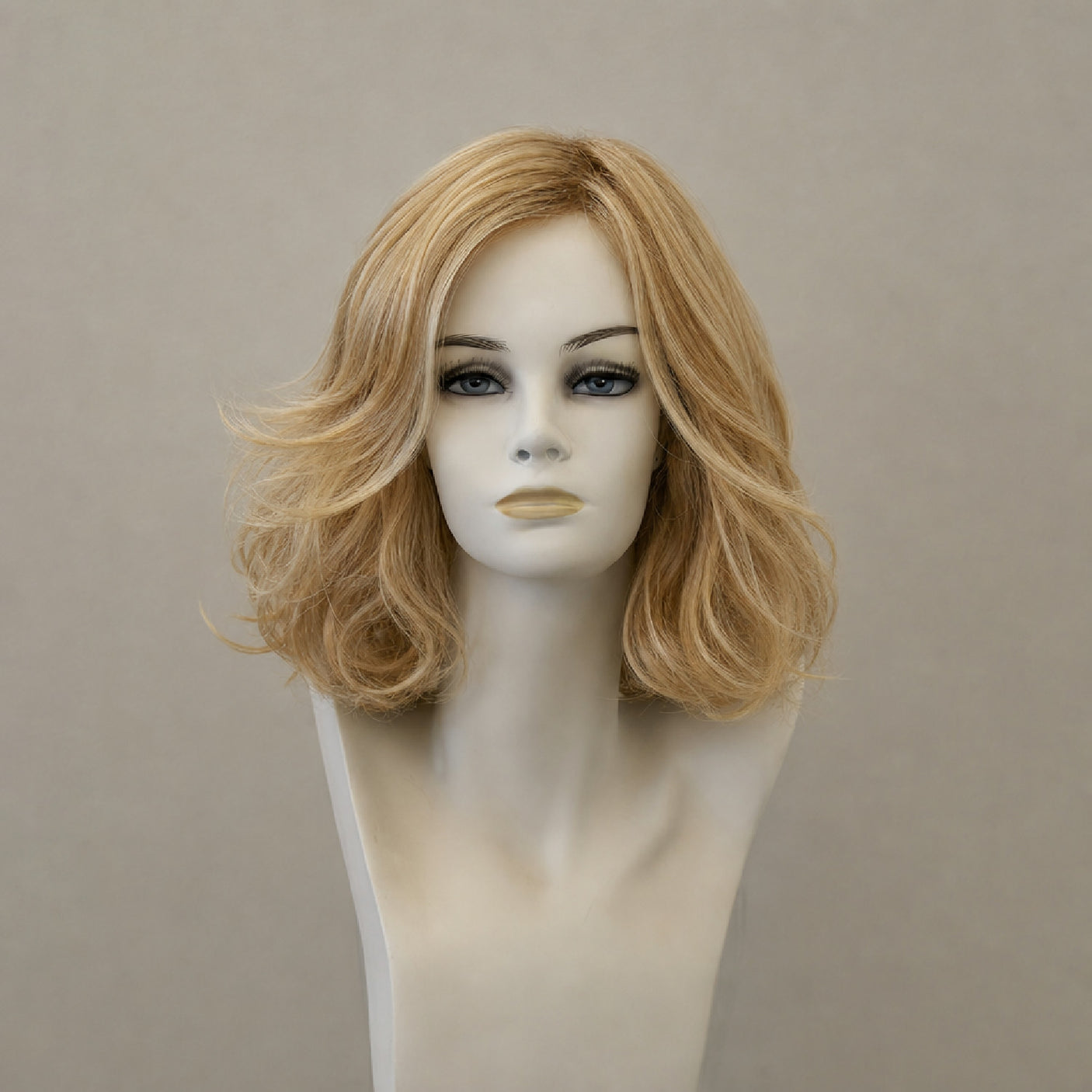 Mittellanges, welliges Perücken-Modell Chloe in dunkelbraun mit Highlights