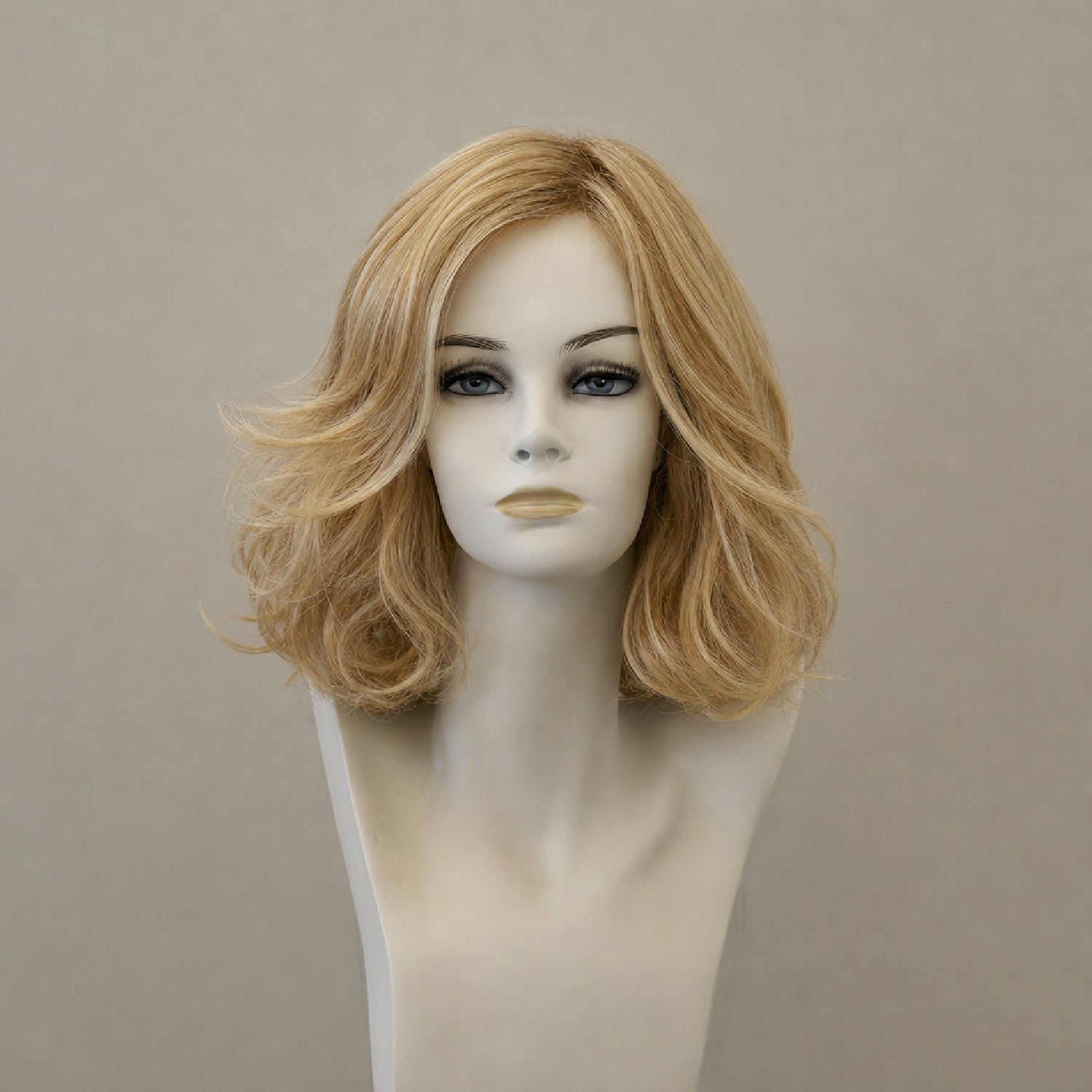 Mittellanges, welliges Perücken-Modell Chloe in dunkelbraun mit Highlights