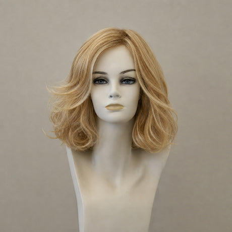 Mittellanges, welliges Perücken-Modell Chloe in dunkelbraun mit Highlights