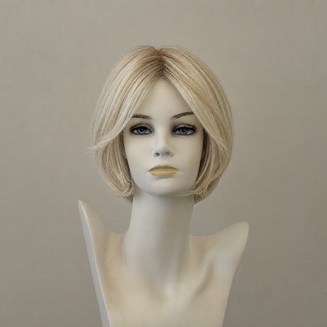 Kurze, blonde Perücke mit dunklen Ansätzen im Bob-Stil
