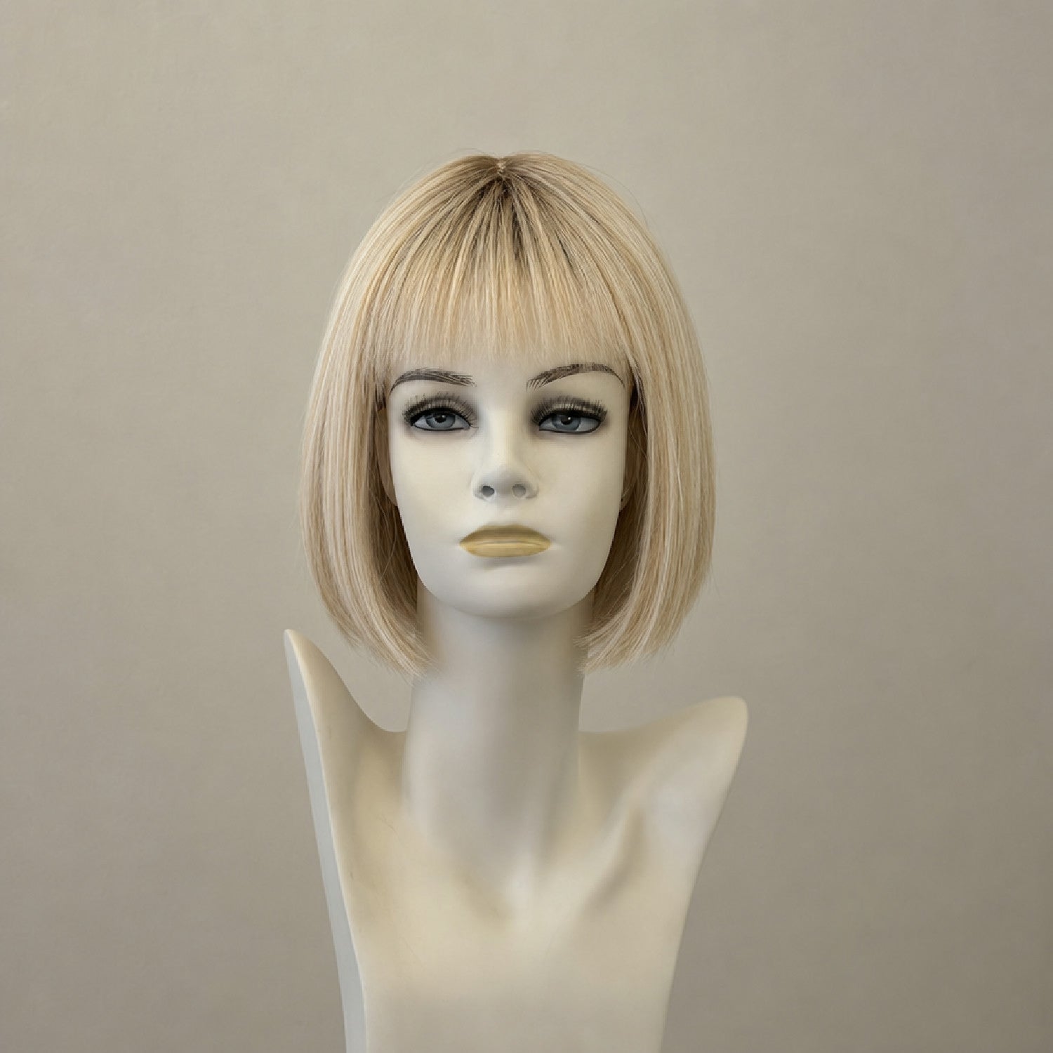 Cleo Perücke, sandblond, mit Wurzelsträhnen, mittellang