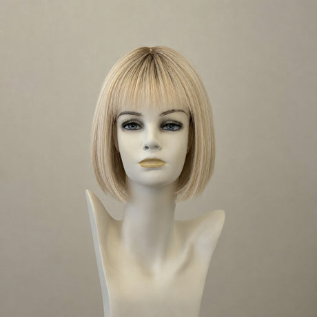 Cleo Perücke, sandblond, mit Wurzelsträhnen, mittellang
