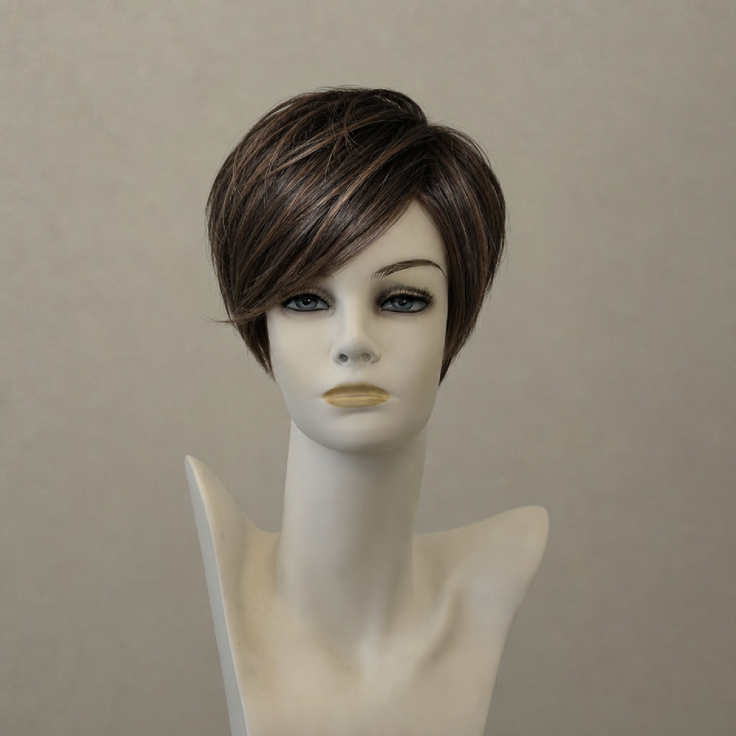 Braune, schulterlange Perücke im Stufenschnitt mit Pony