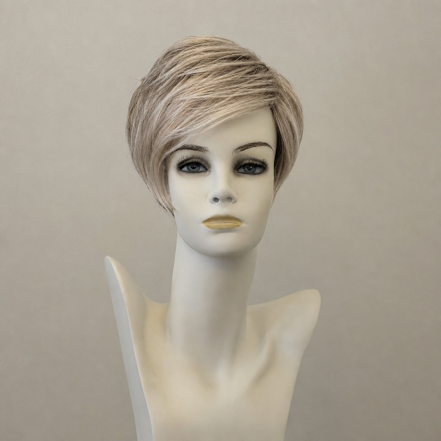 Dunkelblondes Lace-Front-Perücken-Haarteil im Soft-Stil