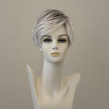 Kurze, glatte Perücke in Schneeweiß mit Wurzelansatz und Lace Front für natürlichen Look.