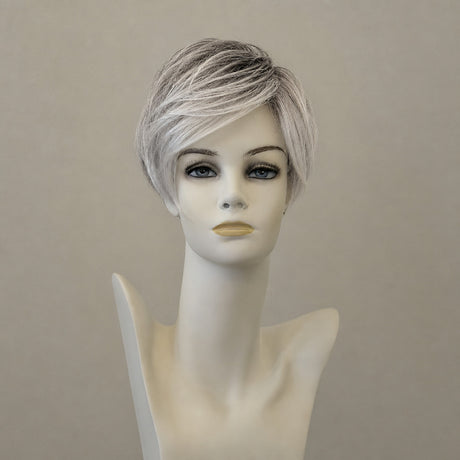 Kurze, glatte Perücke in Schneeweiß mit Wurzelansatz und Lace Front für natürlichen Look.