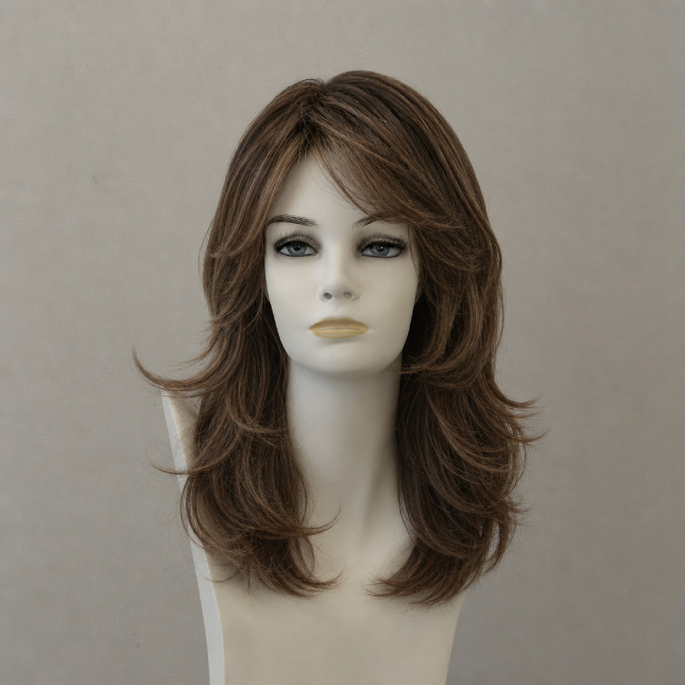 Perücke Cloe Mono, mittellanges Dunkelbraun mit rötlichen Highlights, Echthaar.