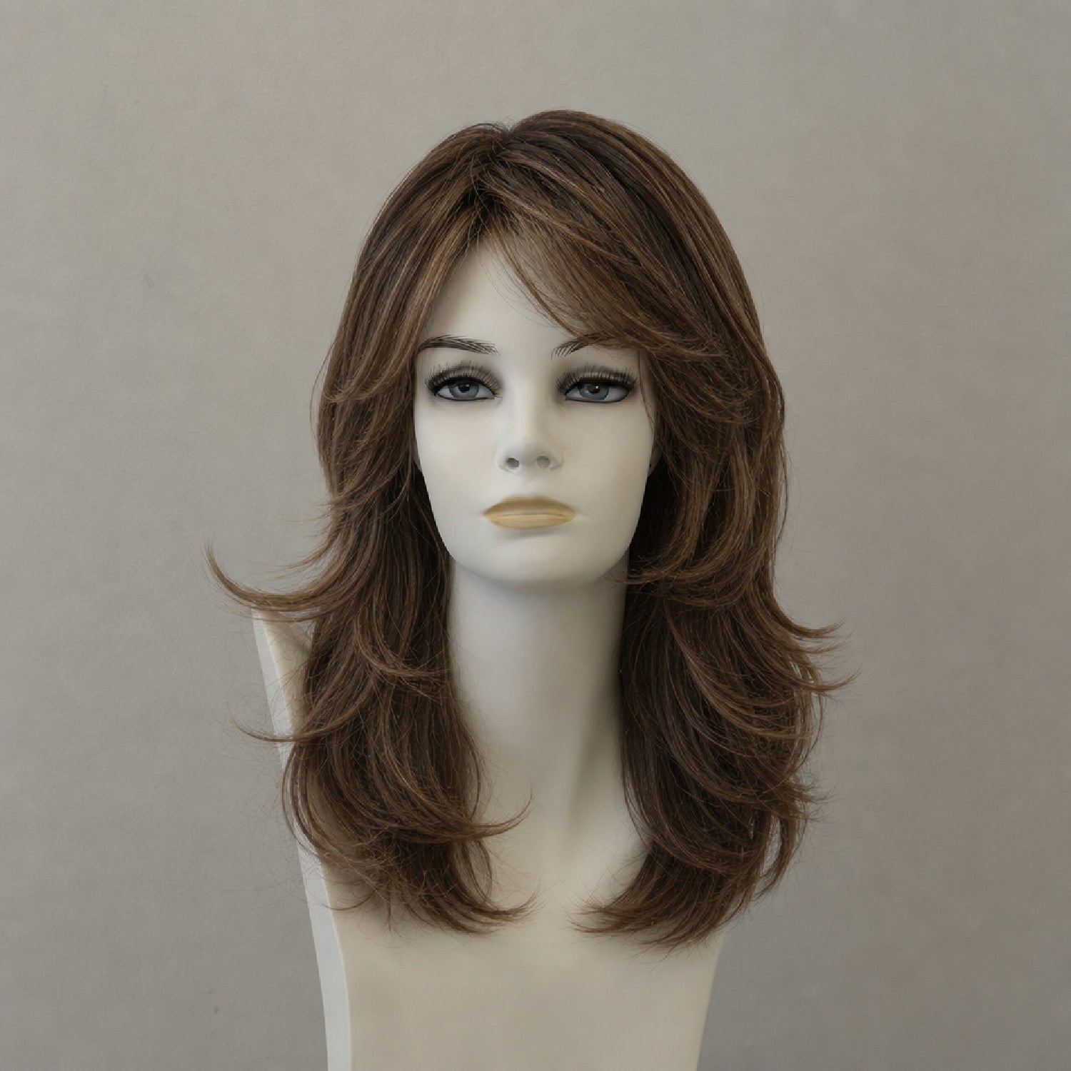 Perücke Cloe Mono, mittellanges Dunkelbraun mit rötlichen Highlights, Echthaar.