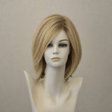 Kurze blonde Perücke mit leichtem Wellenschwung und dezenter Balayage