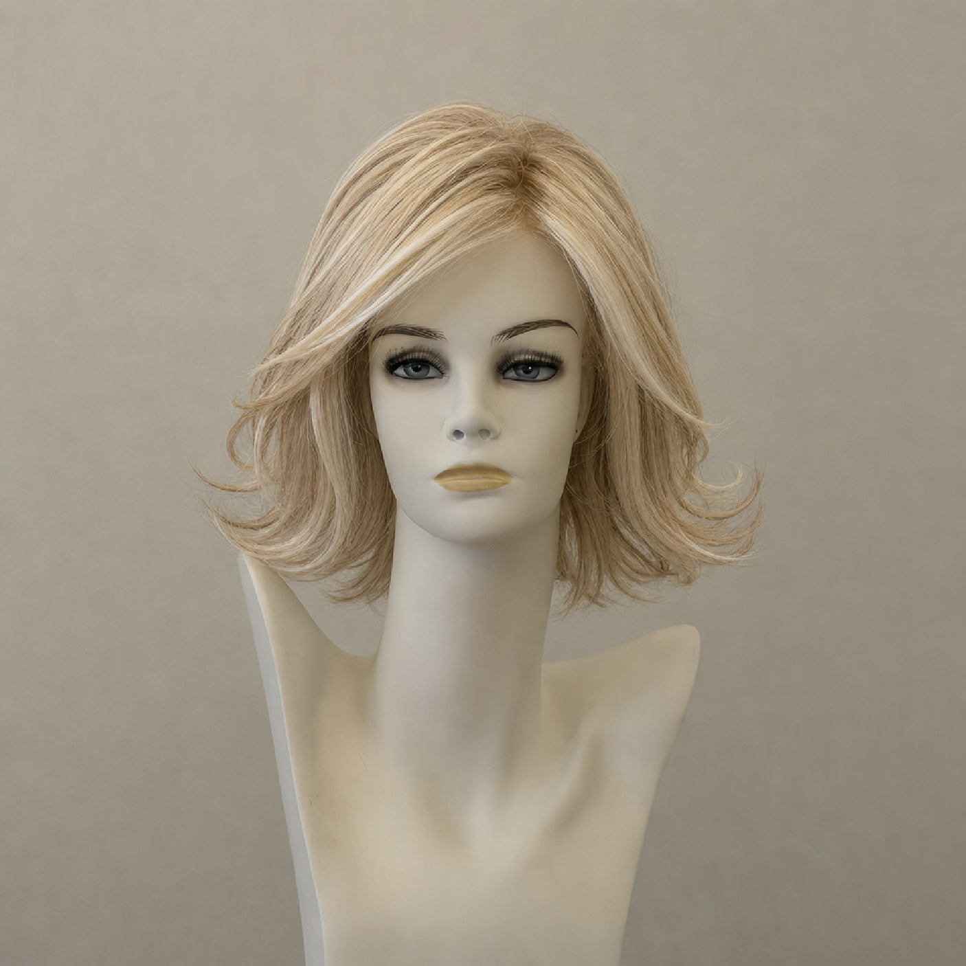 Kurze, blonde Perücke Page Hair 1 mit Ansatz in Champagner-Tönen.