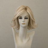 Kurze, blonde Perücke Page Hair 1 mit Ansatz in Champagner-Tönen.