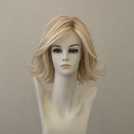 Kurze, blonde Perücke Page Hair 1 mit Ansatz in Champagner-Tönen.