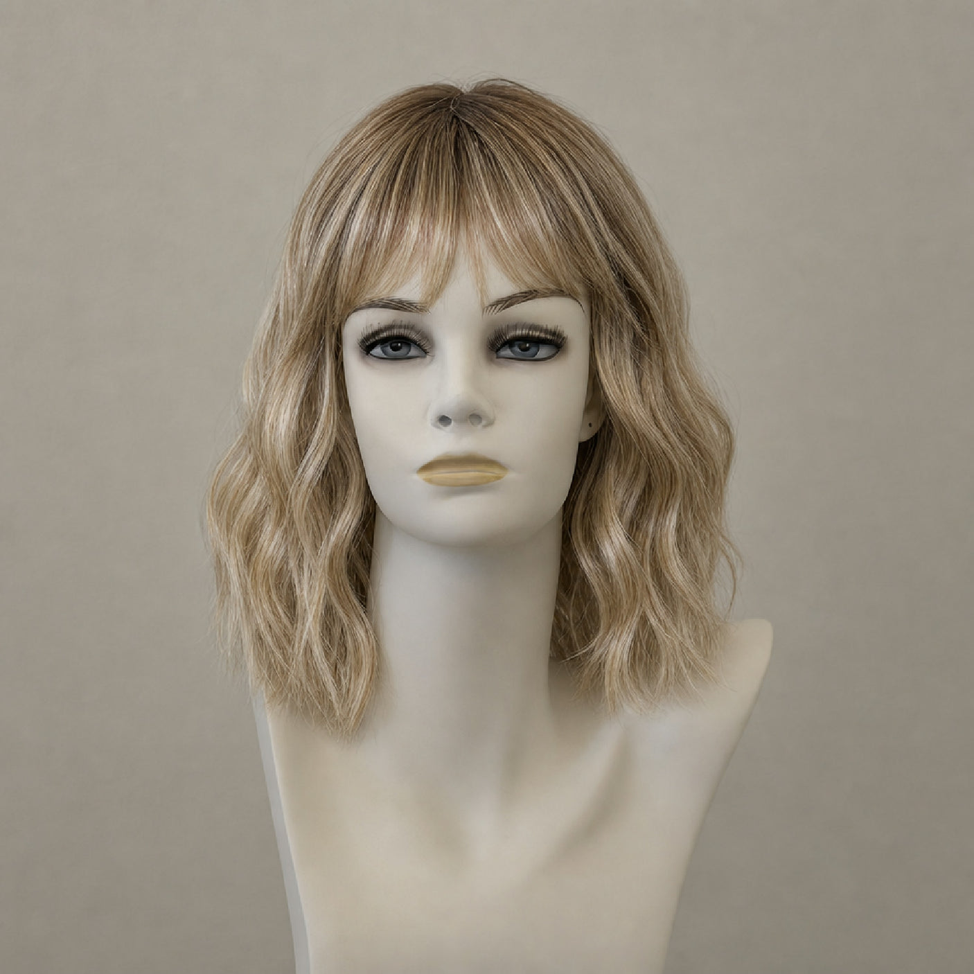 Kurze Page-Perücke in Chocolate/Cream-Balayage-Optik