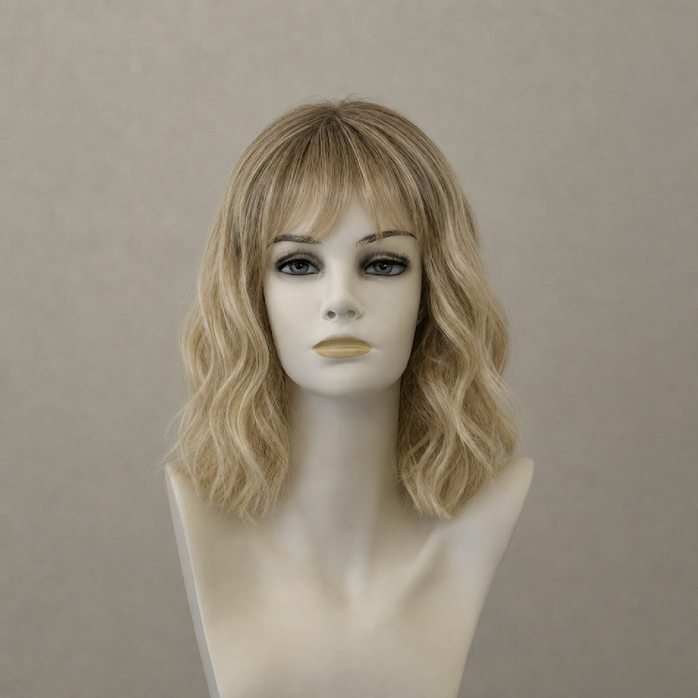 Kurze, gestufte Perücke in Vanille-Hell-Balayage-Optik