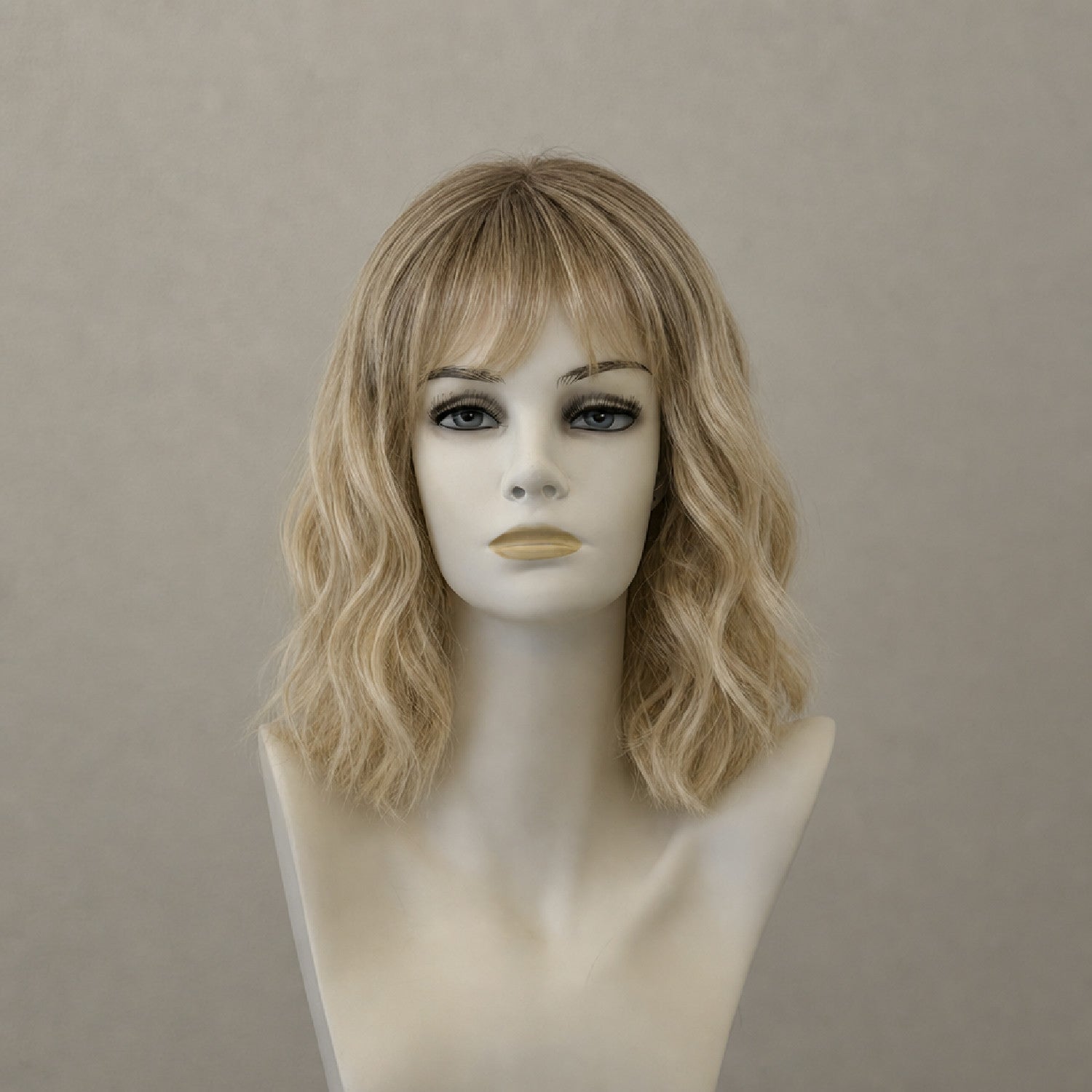 Kurze, gestufte Perücke in Vanille-Hell-Balayage-Optik