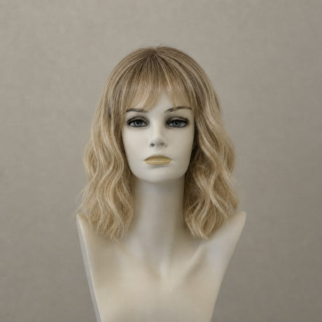 Kurze, gestufte Perücke in Vanille-Hell-Balayage-Optik