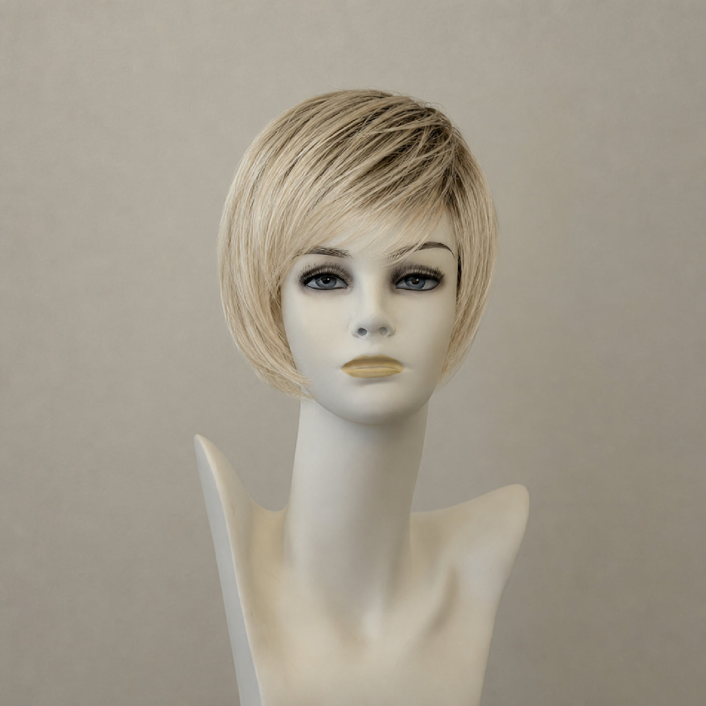 Caramel Rooted Page Hair 3: Kurze, moderne Perücke mit Wurzelansatz in Karamellbraun