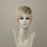 Caramel Rooted Page Hair 3: Kurze, moderne Perücke mit Wurzelansatz in Karamellbraun