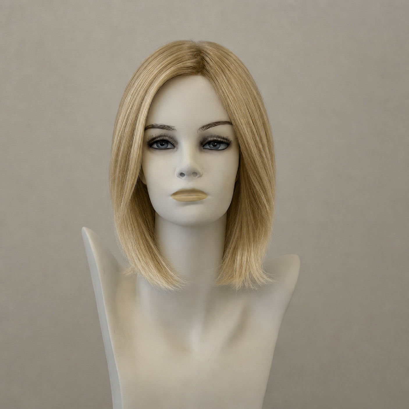 Page Hair 3 Perücke in Cool-Danish-Blond mit Wurzelansatz