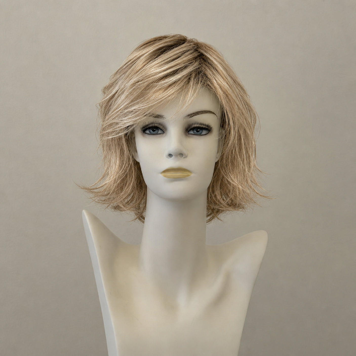 Kurze Sand/Shad Perücke Page Hair 3, stilvoller Bob mit Ombre-Effekt.