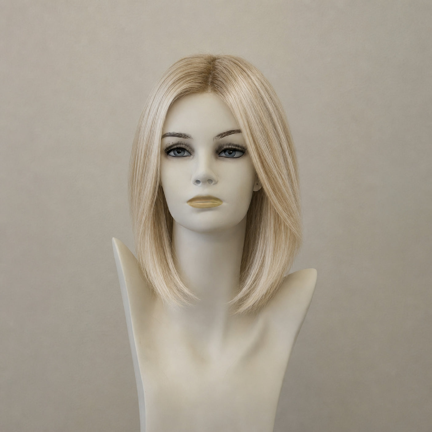 Page Hair 3: Schwedisch-blondes Pagen-Haar mit dunklem Ansatz