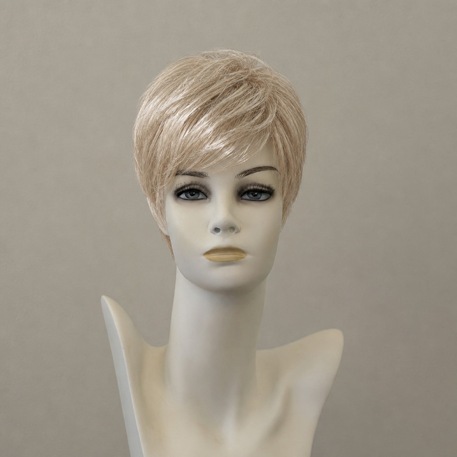 Kurze Perücke, blond gesträhnt, natürliche Textur.