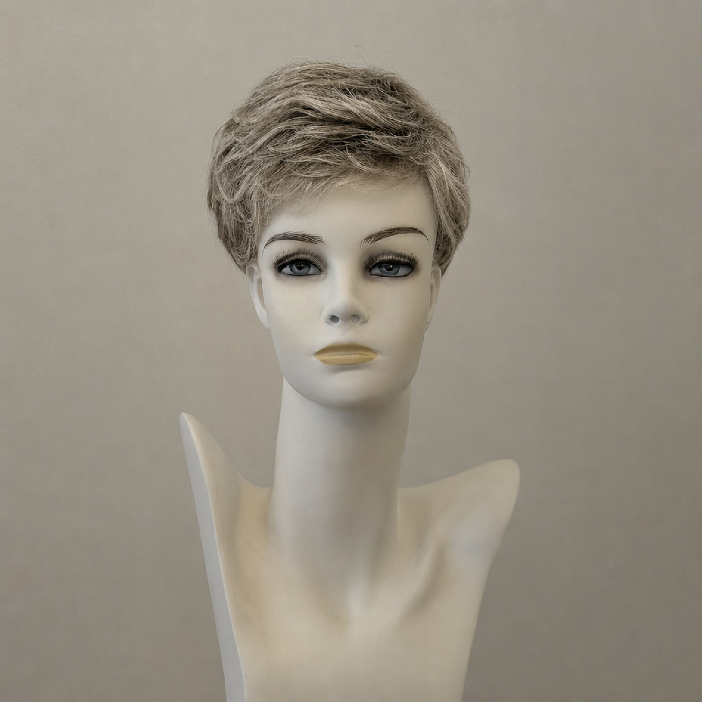 Kurze braune Perücke mit natürlichen Highlights