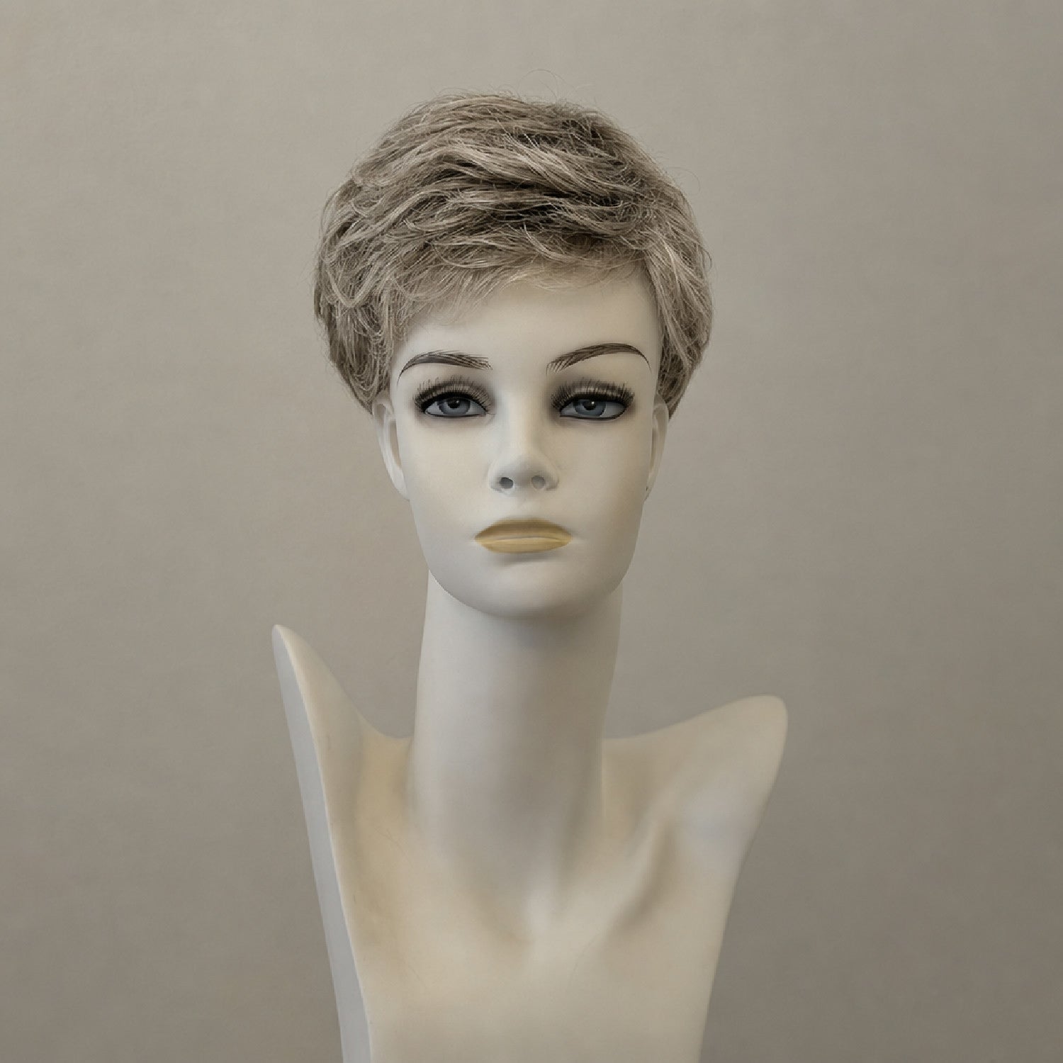 Kurze braune Perücke mit natürlichen Highlights