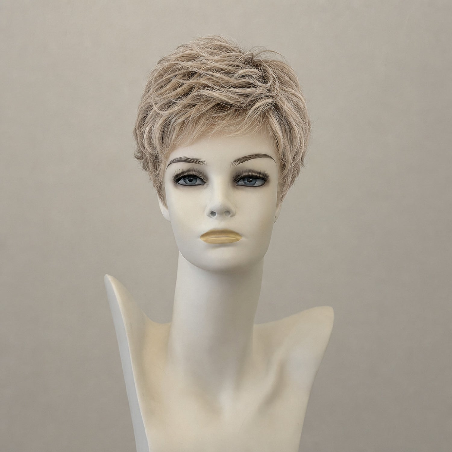Kurze Perücke, naturfarben mit Highlights. Stil: Short Hair 2.