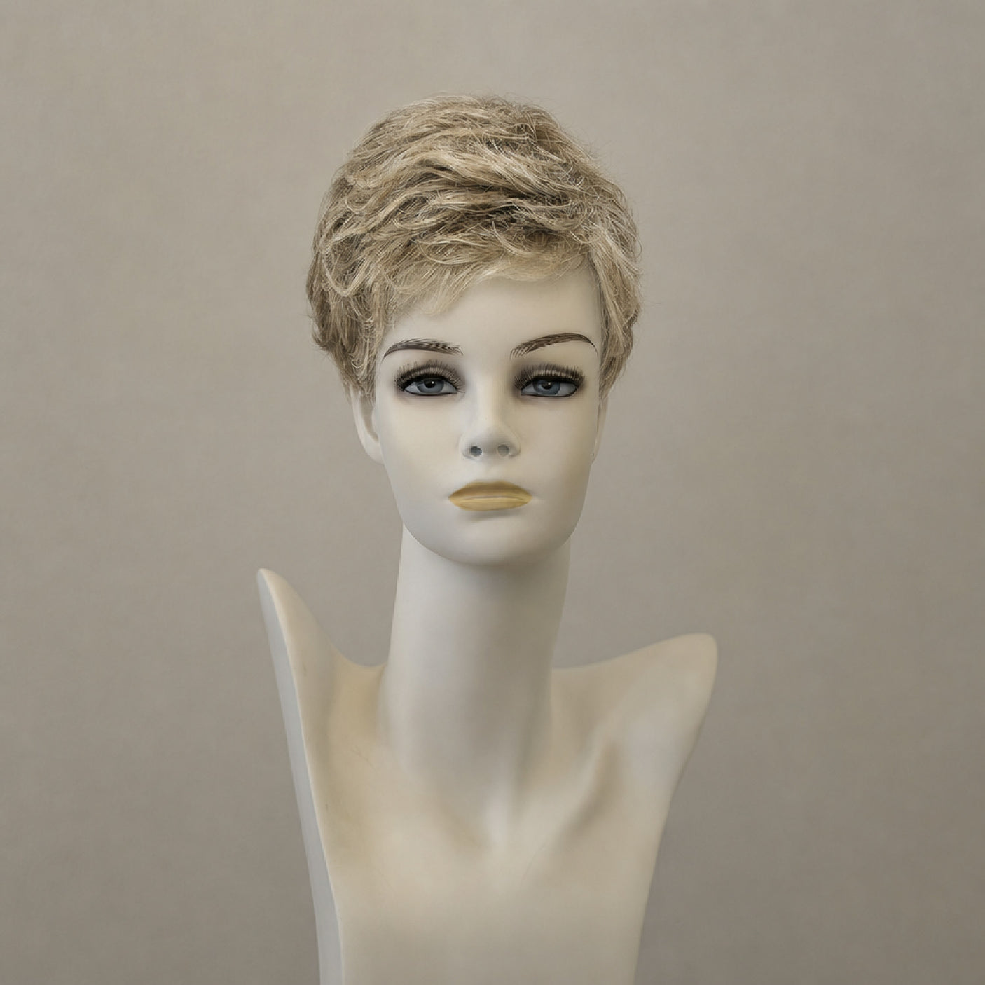 Kurze Perücke in Danish-Blond mit dunklem Ansatz